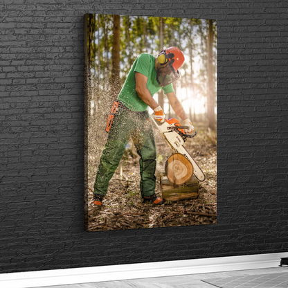 Quadro serrando madeira com motosserra – Arte premium do agronegócio